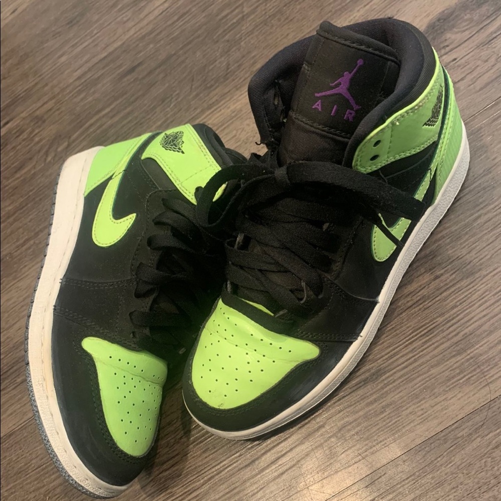 Ghost Green Jordan 1s ( youth 4.5)